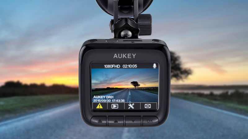 Aukey cámara para el coche, $50 con código YP3MX6P8